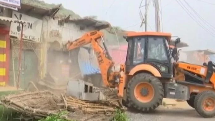 Gurugram News update : Bulldozer hits shop of accused selling drugs, check update