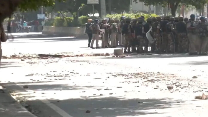 Noida Protest News Live: नोएडा सेक्टर 70 में श्रमिकों का फिर से पथराव, हाई पावर्ड कमिटी ने की वेतन वृद्धि की सिफारिश